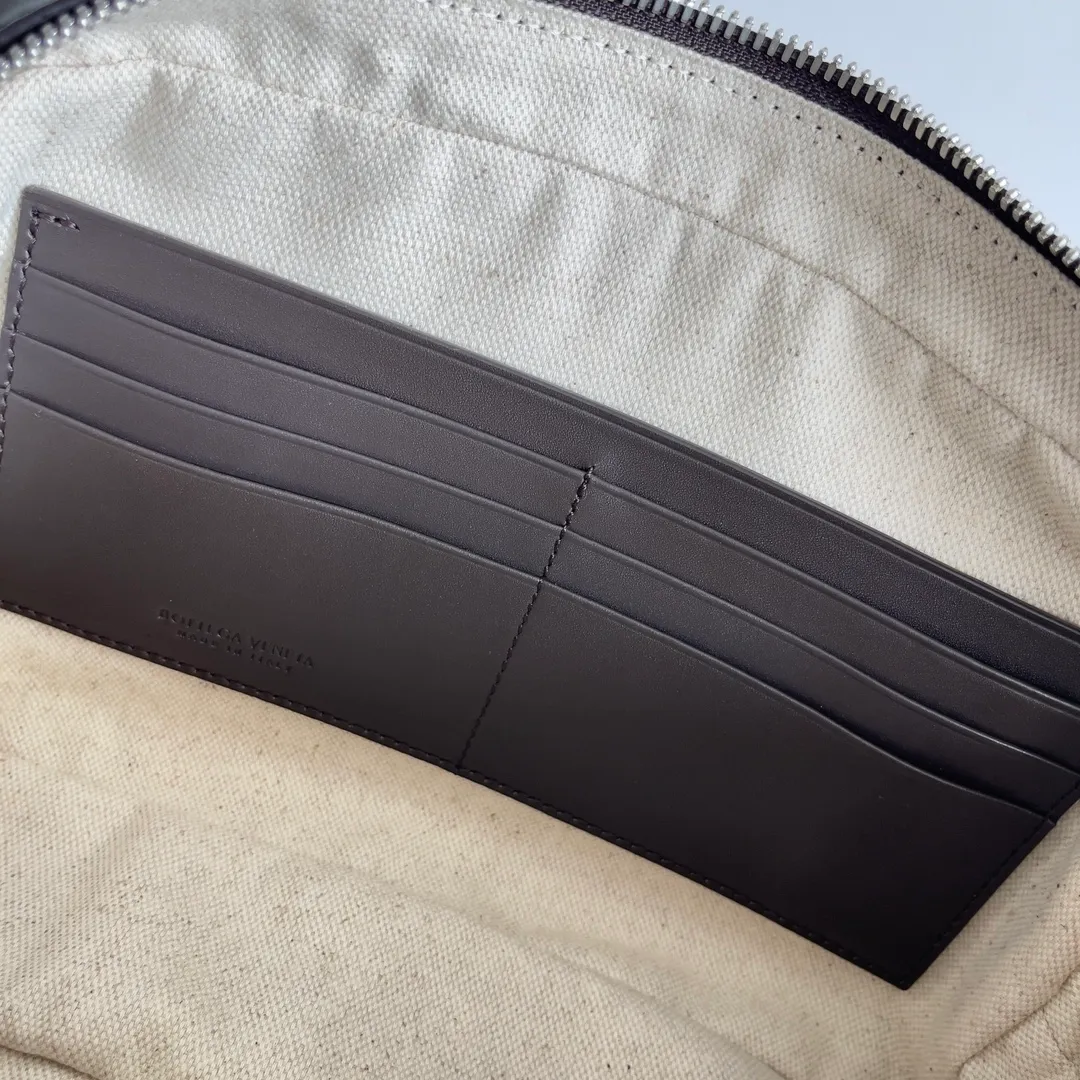 Batch 1660 BOTTEGA VENETA new men's INTRECCIATO woven wristband clutch bag. This is a clutch bag that can be hung on the wrist. It is more portable than other clutch bags. It can also hold some daily necessities. It is small and does not take up space to carry with you. The cow leather is durable and rich in texture. The classic weave is low-key and high-end. There are six card slots inside, which is very suitable for storing various cards such as ID cards and driver's licenses when traveling✈️ Style number: 777390 Size: 25*15*6.5cm